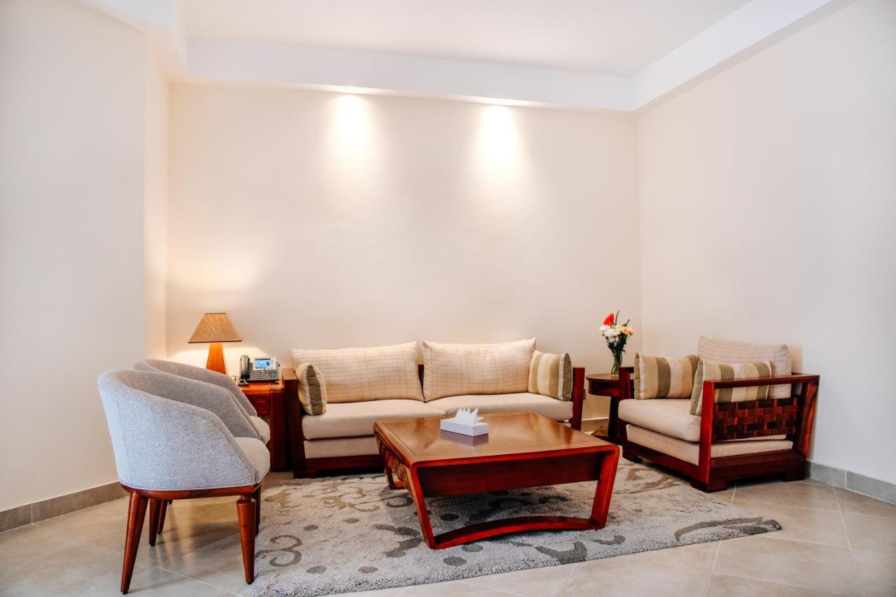 מלון הורגהדה Tropitel Sahl Hasheesh מראה חיצוני תמונה A living room with a carpet