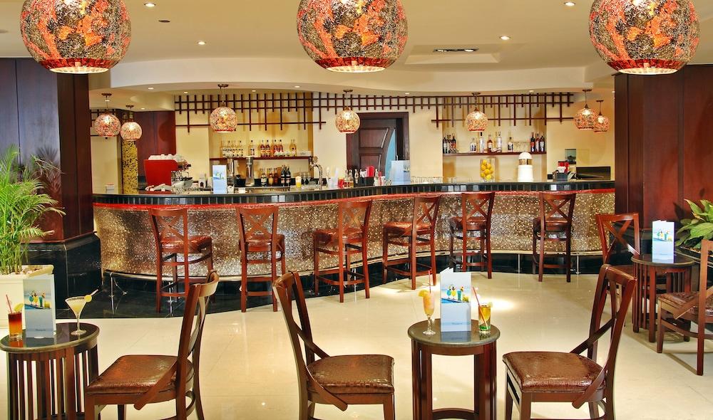 מלון הורגהדה Tropitel Sahl Hasheesh מראה חיצוני תמונה The bar at the hotel